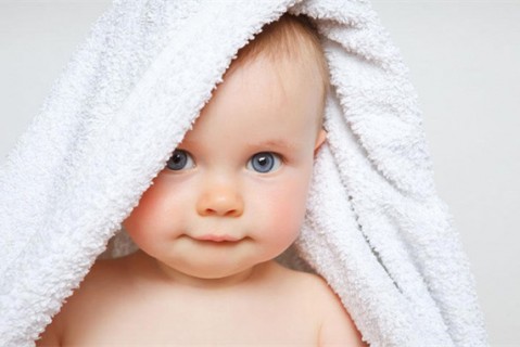初乳很黄是不是不干净不可以喝？母乳怎么喂养台州捐卵宝宝？